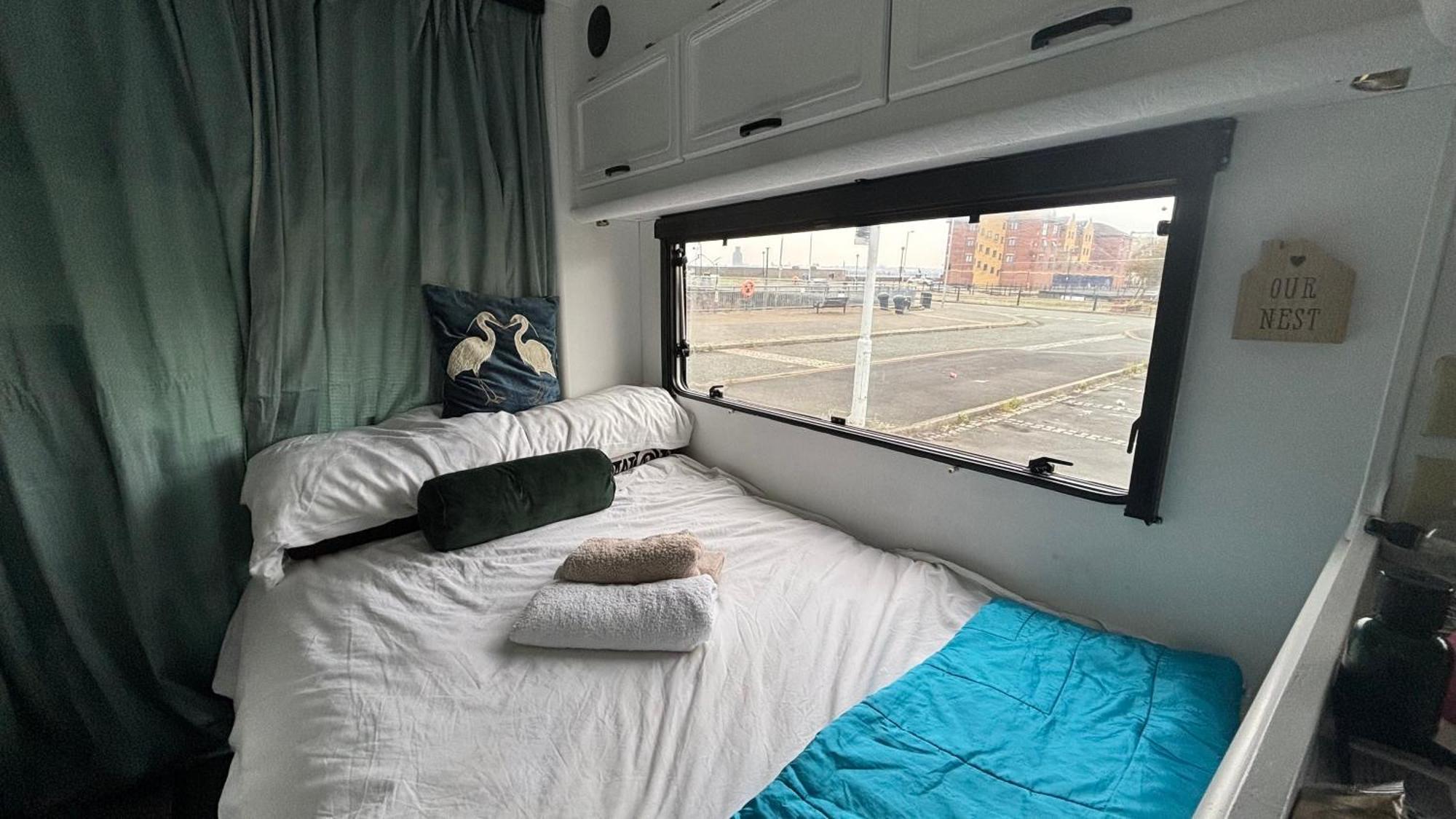 Hotel Cool Wheels On The Waterfront Liverpool Exterior foto